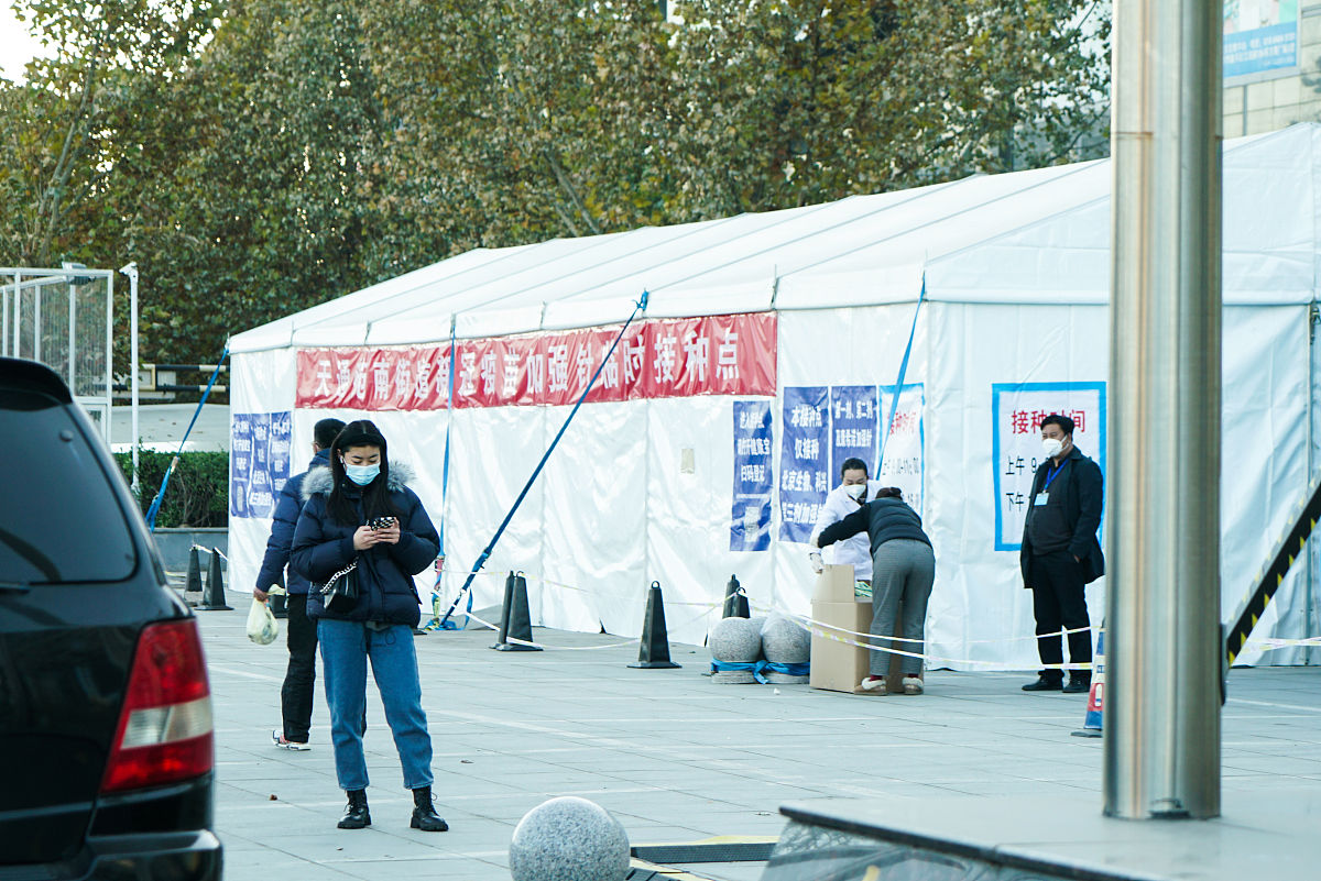 以下内容结合2023年的重大政策来回顾过去展望未来改写：各位领导、亲爱的同事们：大家好！我是来自西南区域靶场的XXX。今天我非常荣幸能够站在这里与大家分享我们在2022年国庆假期过后所取得的一些成果和经验。首先我想和大家谈一谈靶场在疫情防控方面所做的努力。在国庆假期结束后我们注意到国内疫情出现了多地散发态势。作为工作地点分布在四川、重庆的西南区域靶场我们迅速行动起来安排专人负责督查并严格落实川渝两