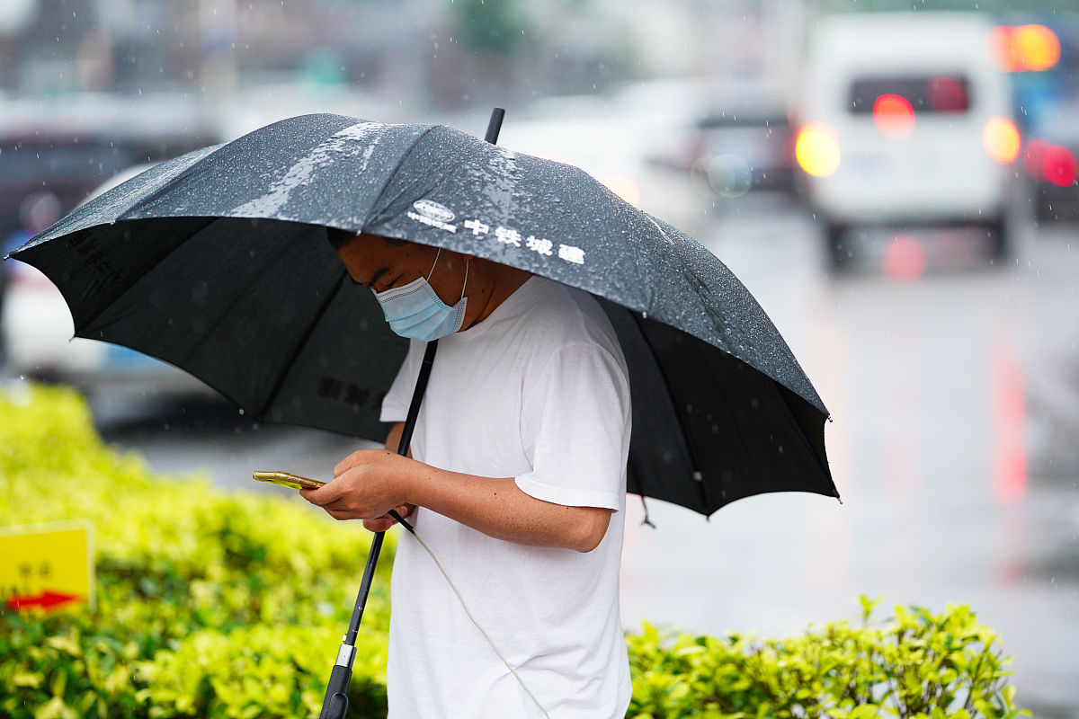 女朋友说没带伞怎么回复