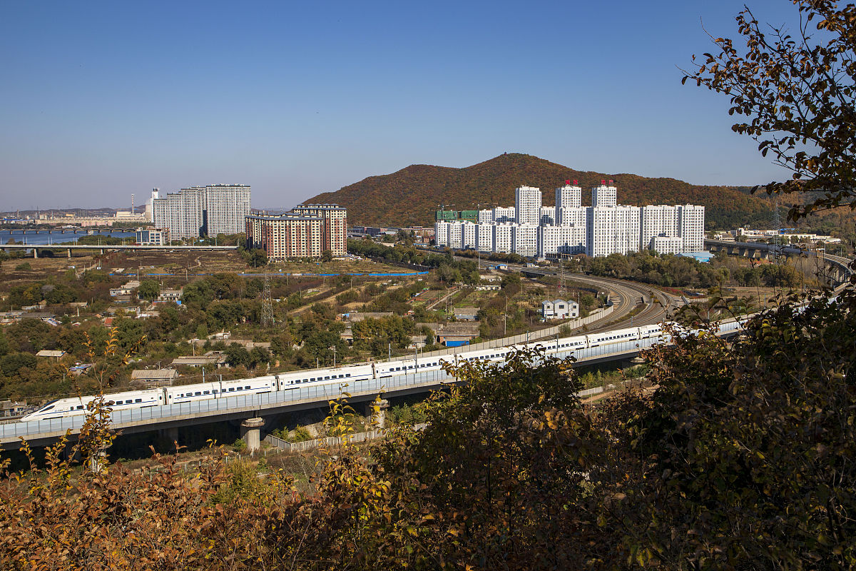 2021年10月15日,吉林省吉林市,一列和谐号动车组列车驶过松花江特大桥