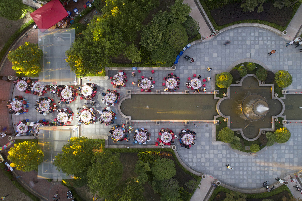 总结物业服务岗位上继承和弘扬延安精神的意义按照小标题写成三段话格式不少于1000字。