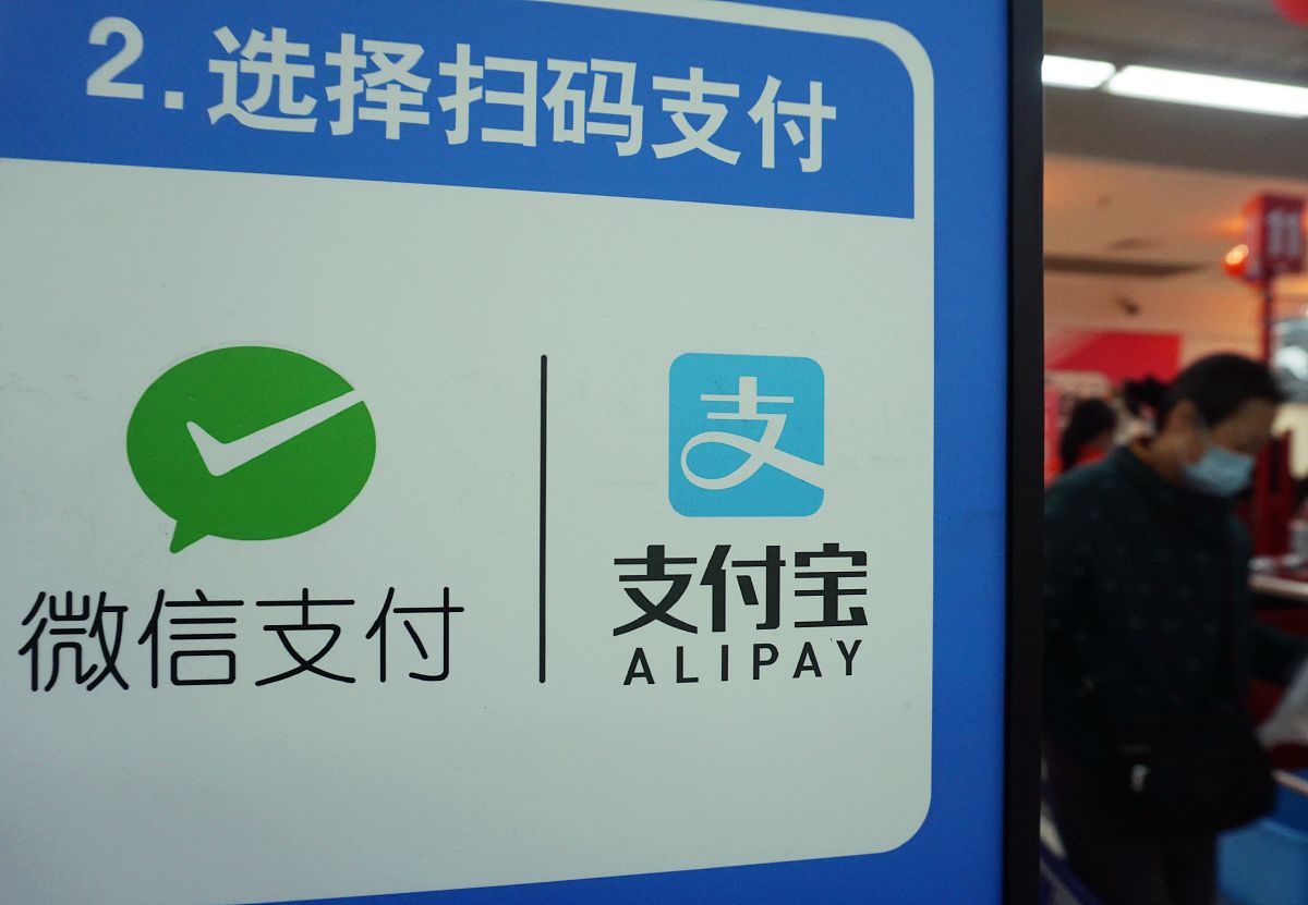 2021年1月6日,顾客在杭州一家超市的自助收银台前利用支付宝或微信支