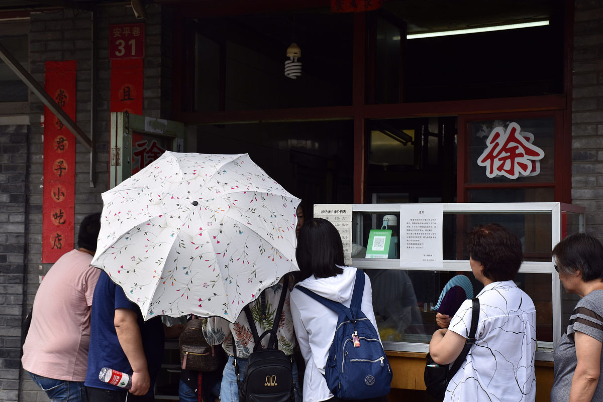 我来自山川的一隅挣扎在这恢弘帝都。揣着九八五的文书也揣着青云的抱负。太和殿前意踌躇一声唱胪。三千年来功业高举六百馀岁风云铺路。我住在六环的远处楼下开了个烧饼铺。担着一个人的幸福也担着三千八的房租。豆汁油条伴卤煮一阵唏嘘。人生的滋味多反复。市井的烟火常孤独。我挤在地铁的某处身边坐着读诗的少女。陪她读到溪亭日暮也陪她念一滩鸥鹭。到站今生要离去一场相聚。心中和她亲吻祝福然而她却并不清楚。北京的路也许崎崎