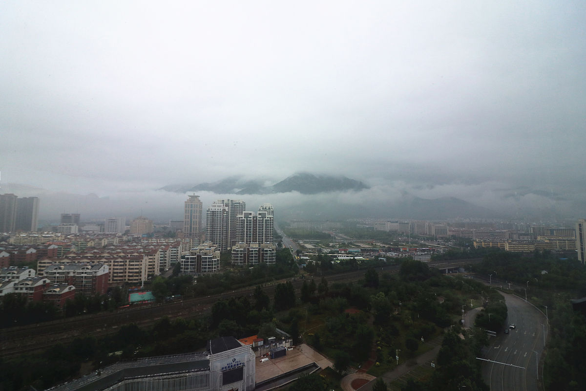 2021年6月14日,山东泰安,当地连续降雨,雨雾环山,宛如水墨画.