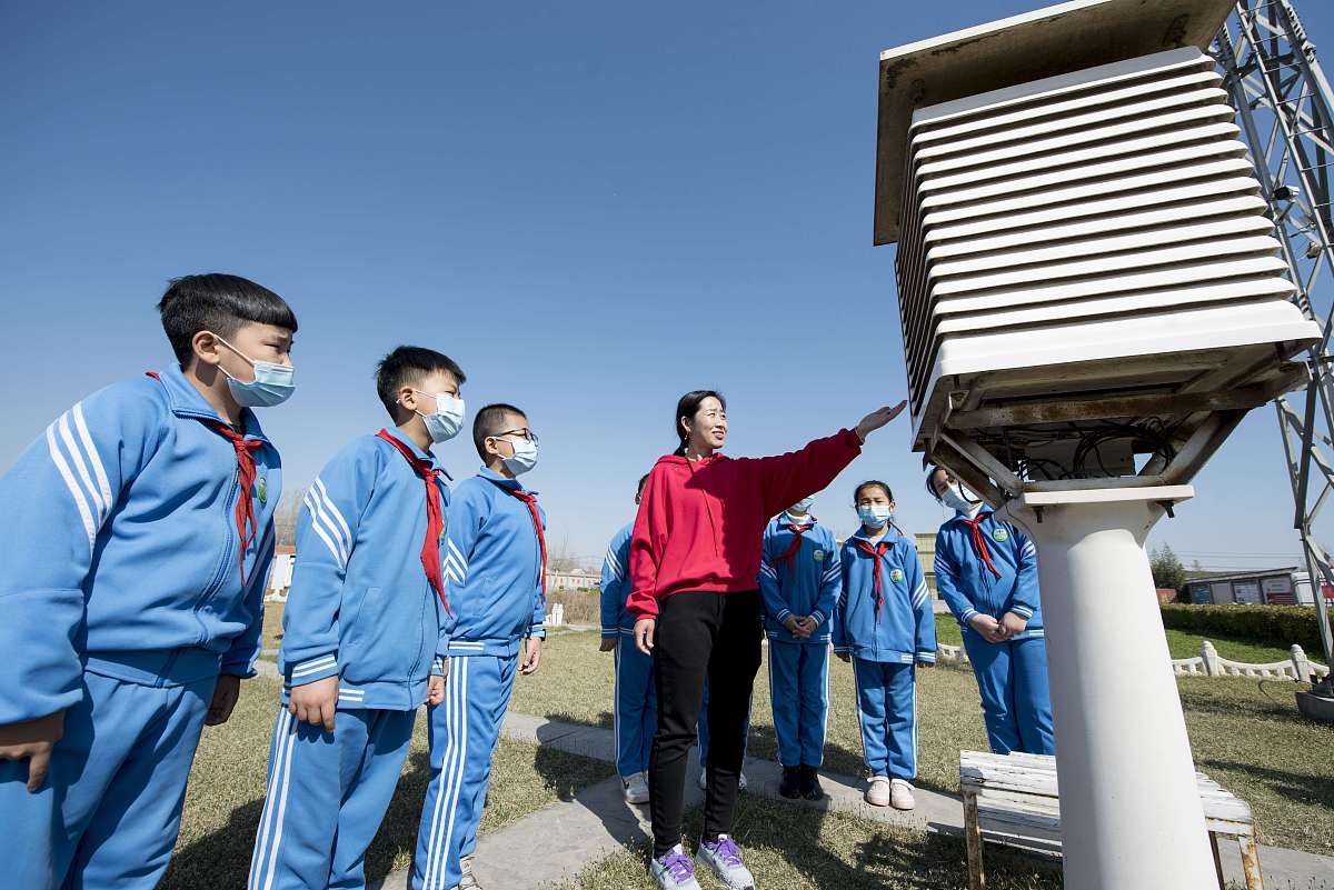 2021年3月23日,河北省邯郸市肥乡区气象局工作人员正在向辖区第一实验