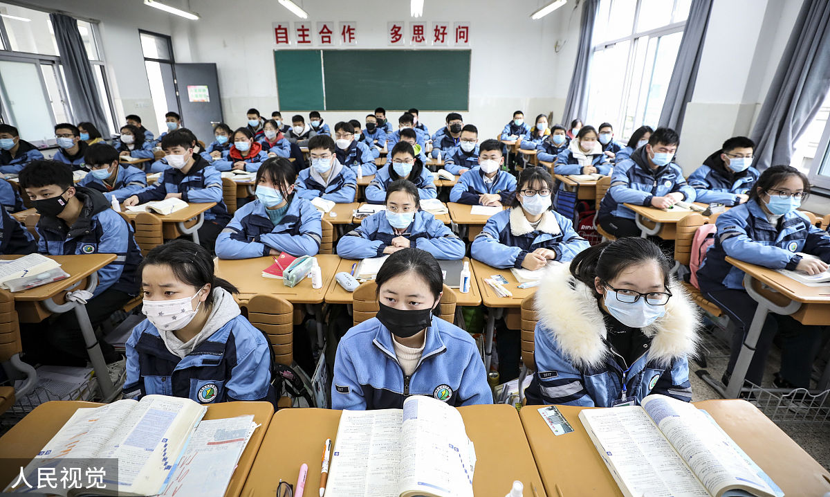 写一句评论朋友圈学生早操前抽空读书的评论中考前初中生争分夺秒学习的样子让人感动认真学习才能迎接美好未来！加油💪继续