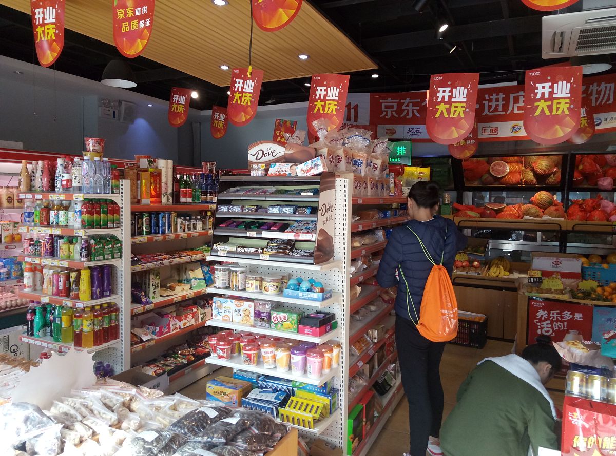 一个人能同时开五金店、便利店和快餐店吗？