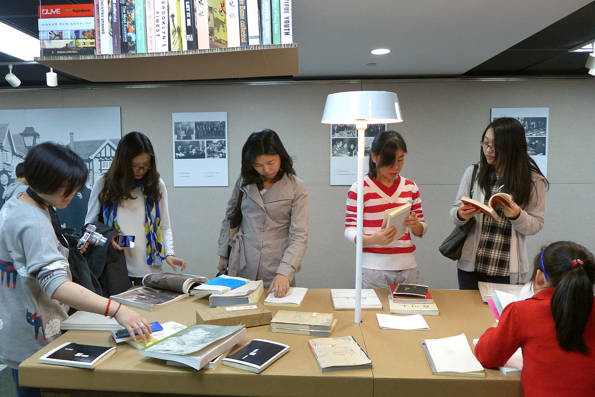 帮我写一份简介大学期间 学习委员 新媒体成员 学生社团社长获得过河南省省赛三等奖 娃哈哈营销大赛三等奖 对专业理解有自己的独特见解 100字左右