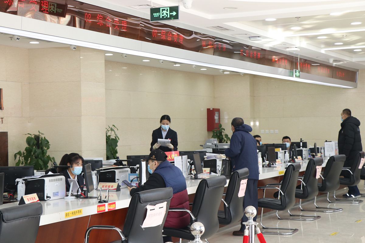请模仿以下内容编写一段关于桥东区行政审批局的话语：涿鹿县行政审批局局长：今年以来我局持续推进放管服改革优化营商环境推行虚拟审批、并联审批、网上审批减材料减程序减次数有效提高审批效率。将办理营业执照、税务登记、社保登记、刻制公章、银行预约开户、公积金登记等业务整合到一个窗口受理实行一窗接件、一窗受理、并行办理、一口出件将企业设立登记业务时限压缩至1个小时内；加大简政放权力度推进乡镇行政综合服务中心建