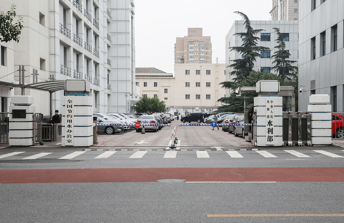 为了加强水利工程质量管理保证水利工程质量推动水利工程建设高质量发展2023年1月12日水利部根据《中华人民共和国建筑法》、《建设工程质量管理条例》、《建设工程勘察设计管理条例》等法律、行政法规制定发布了《水利工程质量管理规定》。规定项目法人或者建设单位以下统称项目法人对水利工程质量承担首要责任。勘察、设计、施工、监理单位对水利工程质量承担主体责任分别对工程的勘察质量、设计质量、施工质量和监理质量负