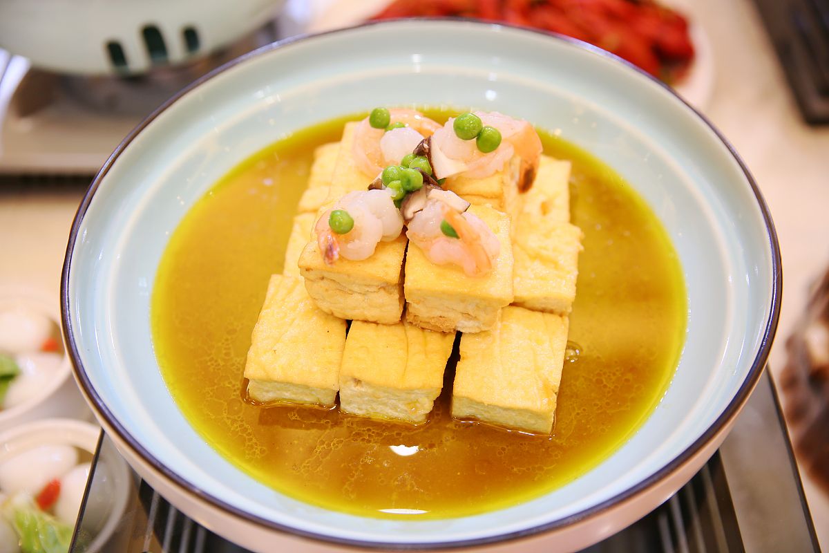 帮我以香煎九龙豆腐为名称制作一个品牌策略方案