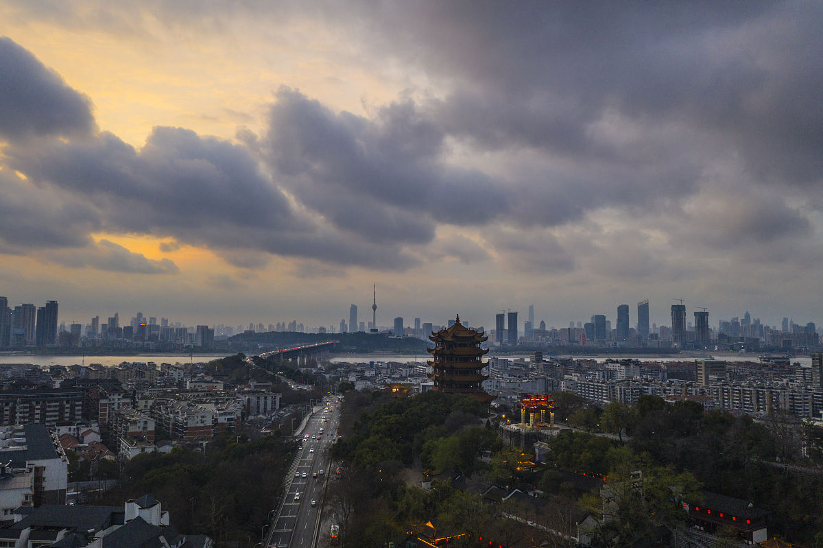 2021年3月1日,傍晚时分,武汉三镇云卷云舒,一派春和景明气象.