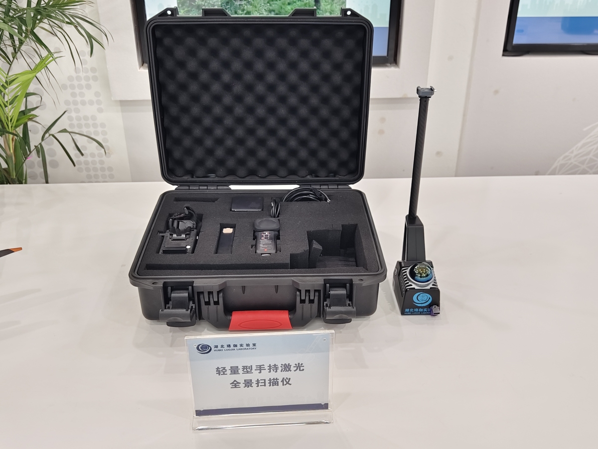 具有清点功能的机务维修工具箱设计的摘要