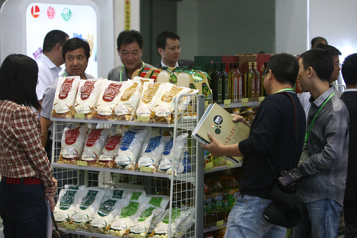 公司为员工提供食品展销会欢迎大家前来采购。中文