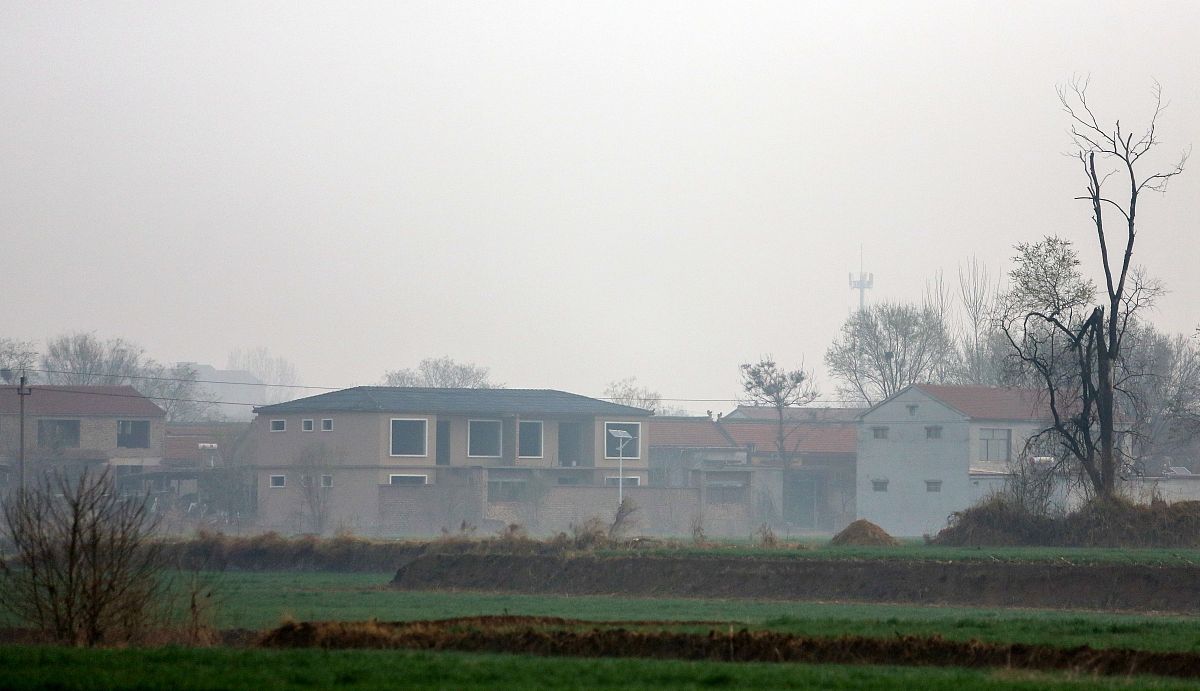 2021年3月20日,河北省邯郸市鸡泽县出现大雾天气,大雾里的田野与村庄