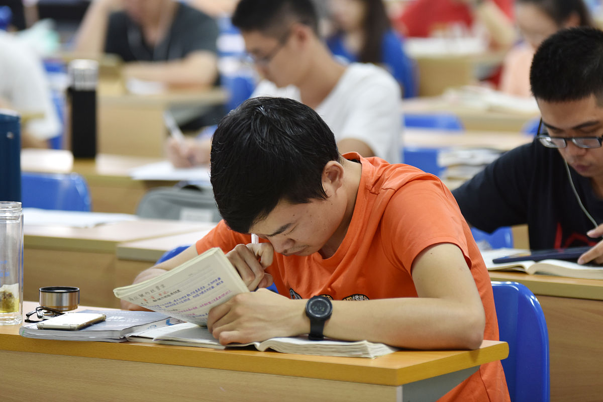 请描述大学生运动员不爱学习的问题现象