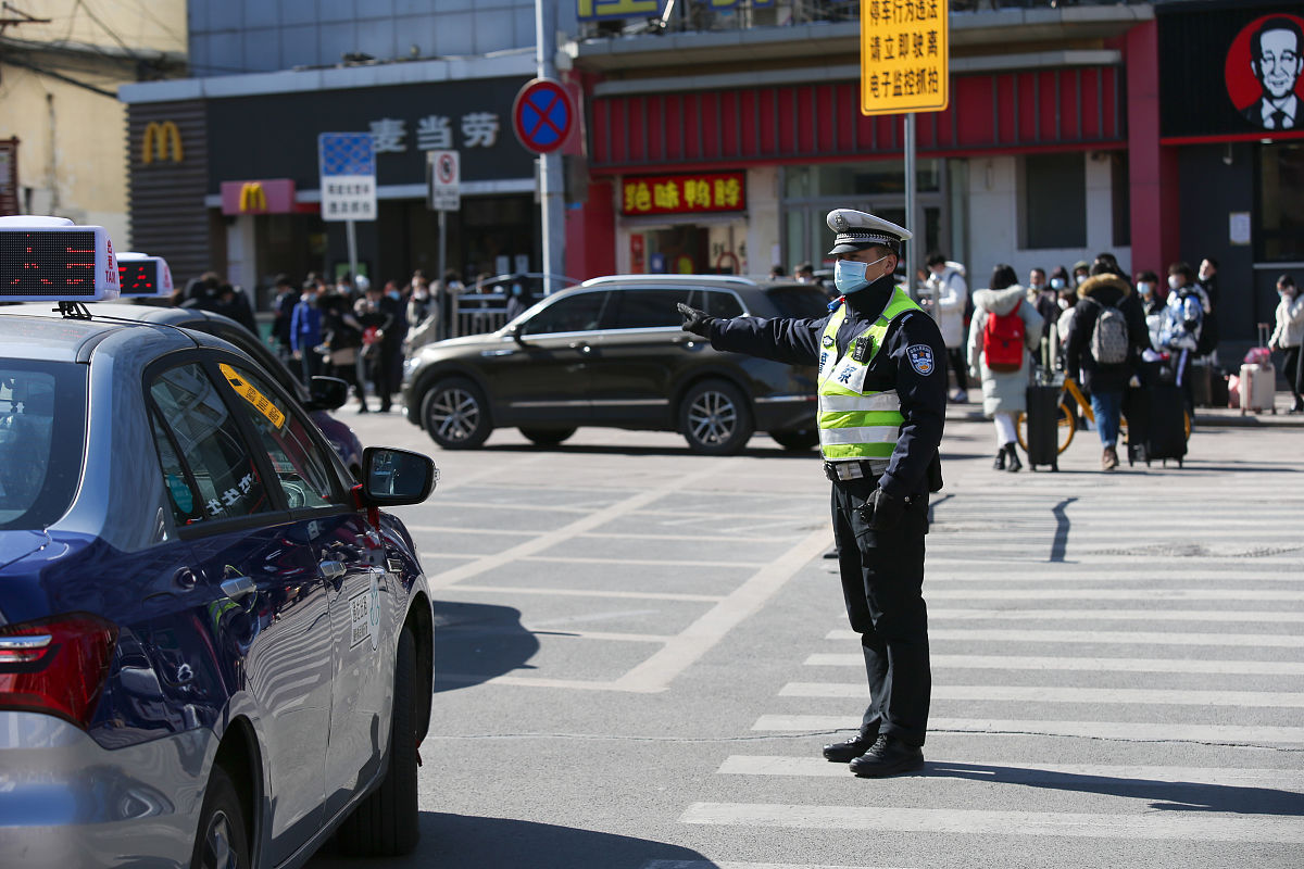 山东交警用210字帮我详细描述