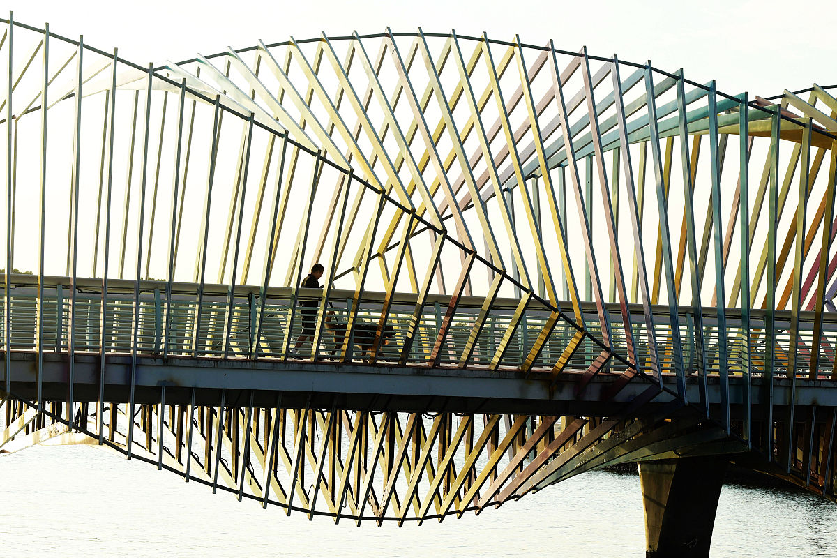 语法检查：Taking the Anletang Bridge located on the Xiangyun-Lincang secondary roads as the specific research object this paper explores diseases such as excessive deflection and beam cracking in the bridg