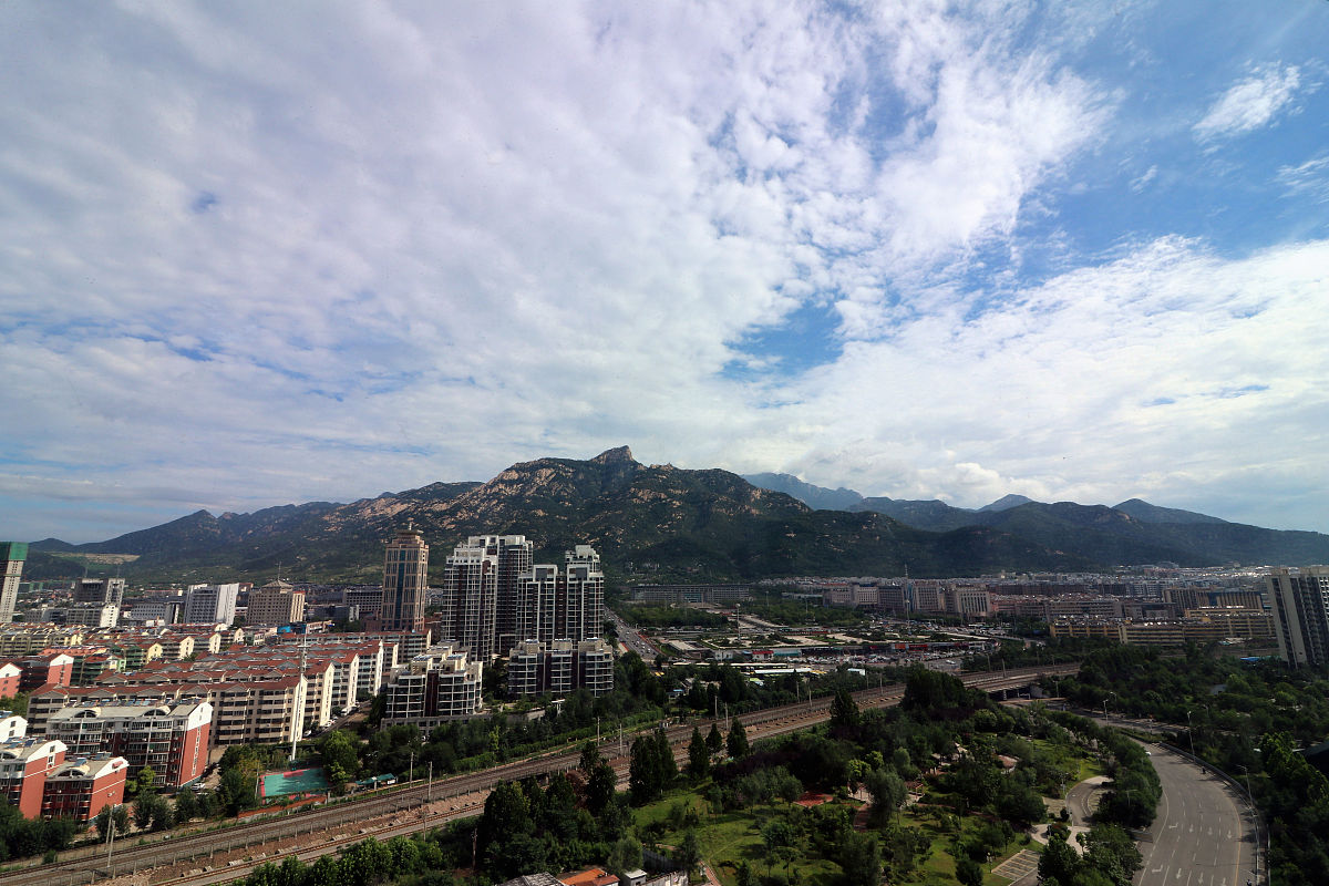 2020年7月31日,山东泰安,进入秋季后,当地多晴朗天气,蓝天白云组成一