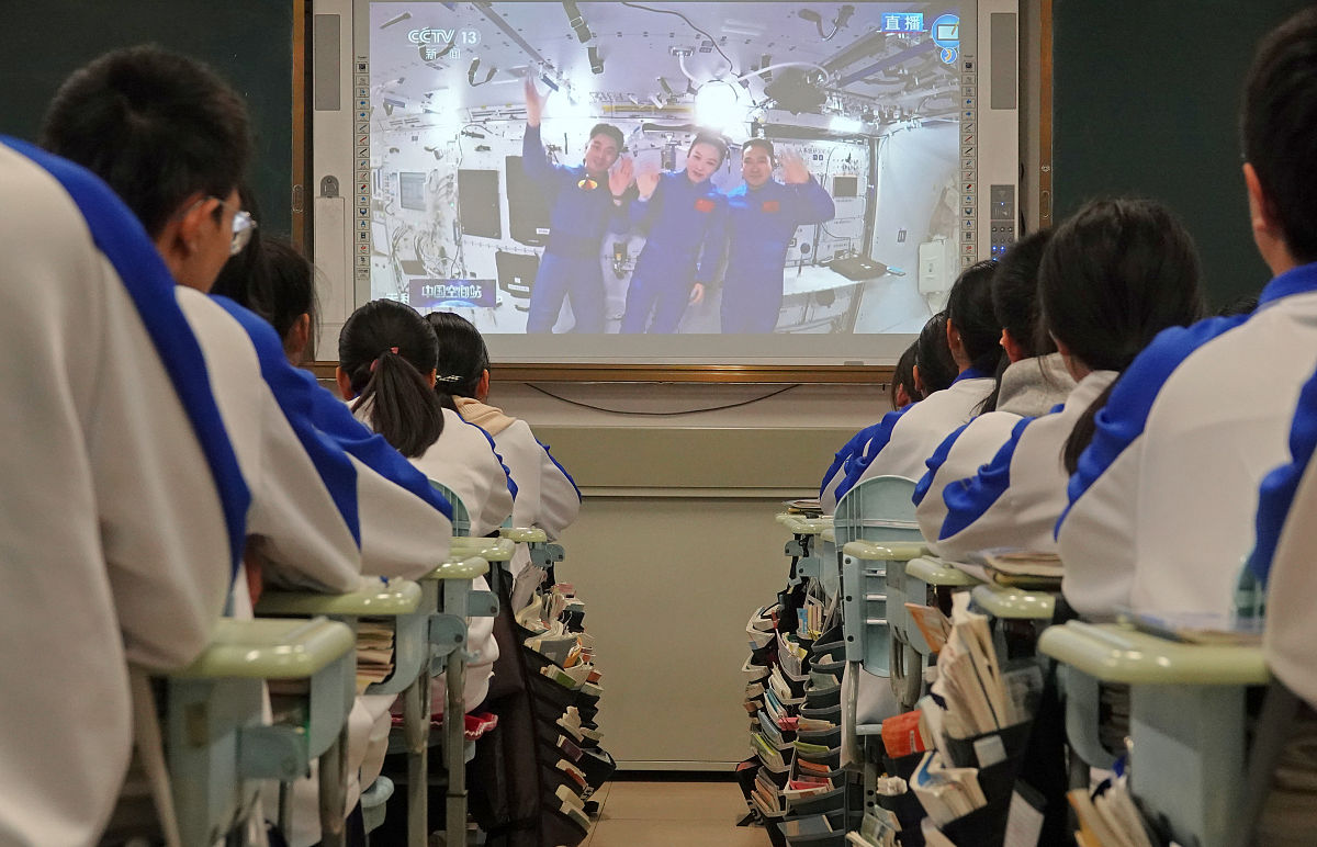 红山中学人工智能开学第一课一、开幕0-1分钟视频开始出现红山中学的标志和欢迎语。主持人稿件大概内容：欢迎各位同学和老师们收看红山中学人工智能开学第一课。今天我们将在红山中学stem中心举办一场特别的活动为大家展示人工智能领域的无限魅力。二、何校长致欢迎辞1-5分钟镜头切换何校长发表欢迎致辞。正式拉开开学第一课的序幕。何校长讲话同时镜头拉开展现10-15辆雷达车组成的方阵在红山中学stem中心进行表