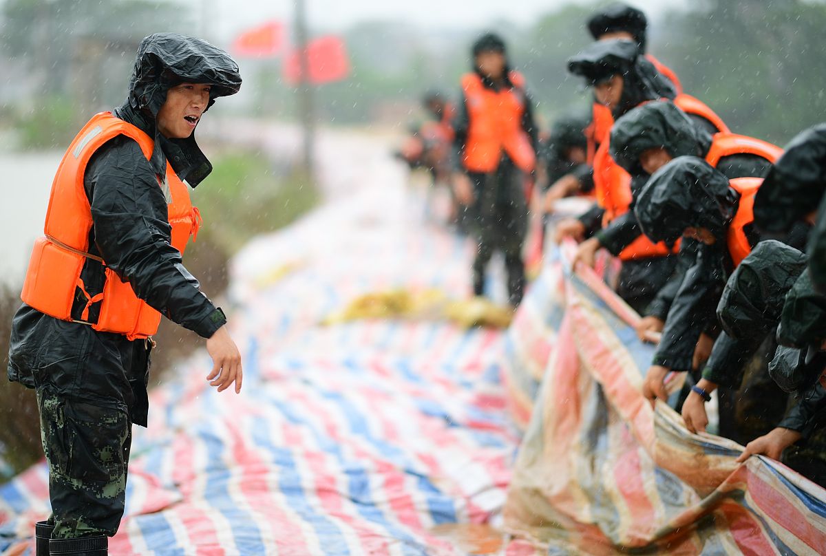 抗洪救灾，人间大爱！志愿者和救援队伍奋战一线，共克时艰