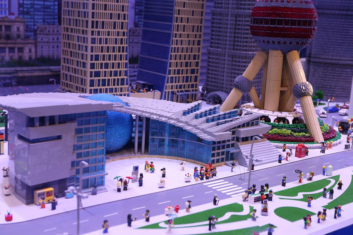 写一份关于上海乐高环贸店所在商圈的分析报告