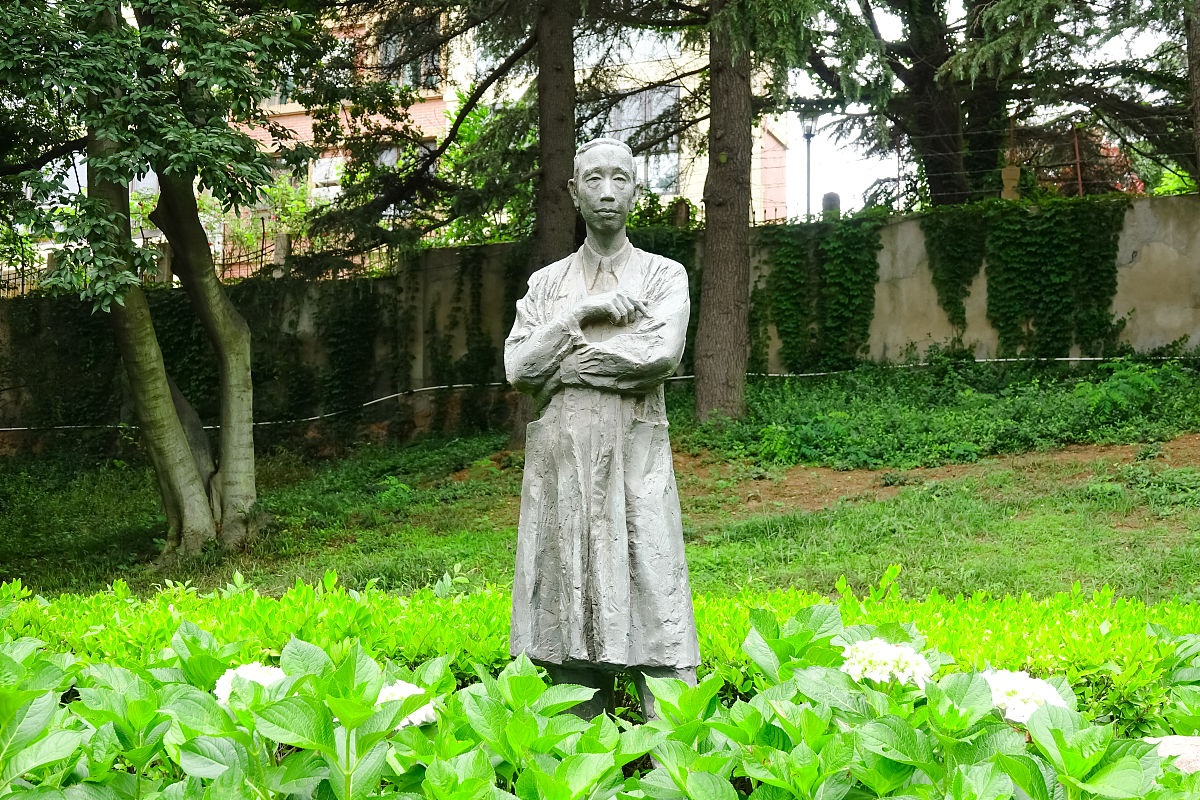 2021年6月12日,青岛,童第周塑像.
