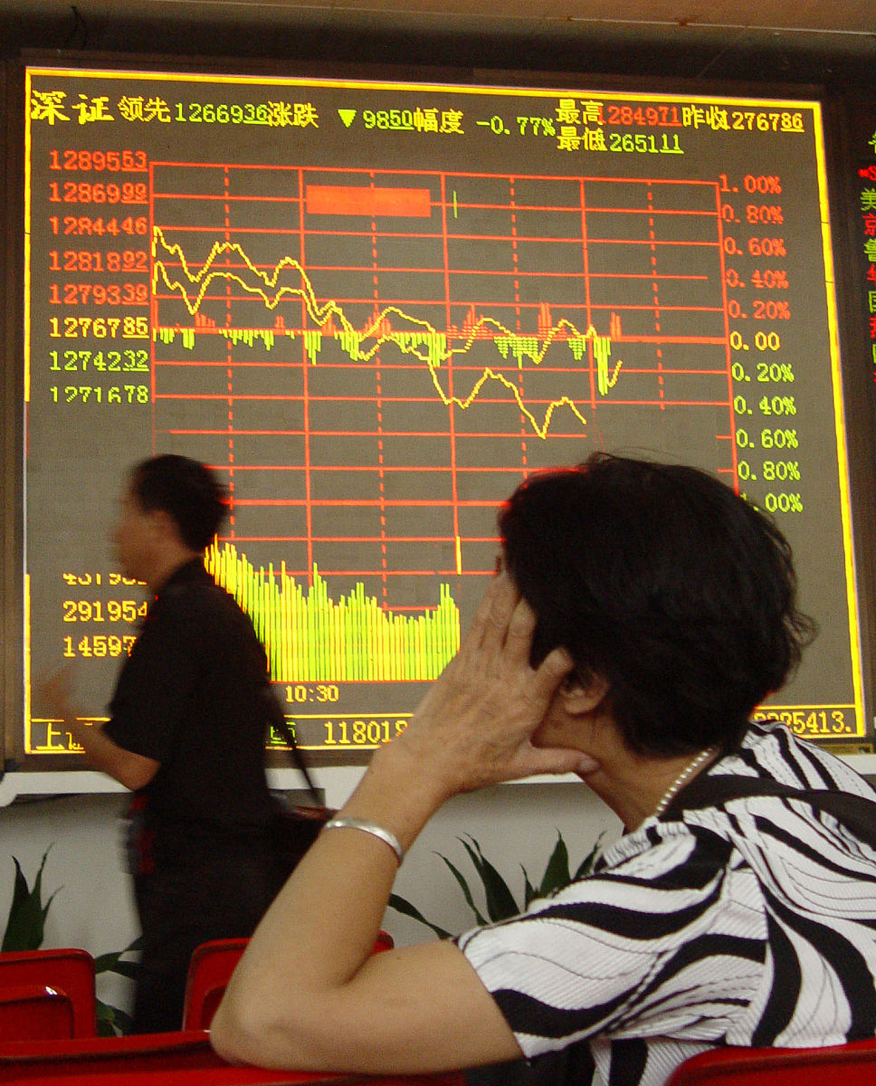 2010年4月6日,海南海口,投资者在一家证券营业部关注股市行情.