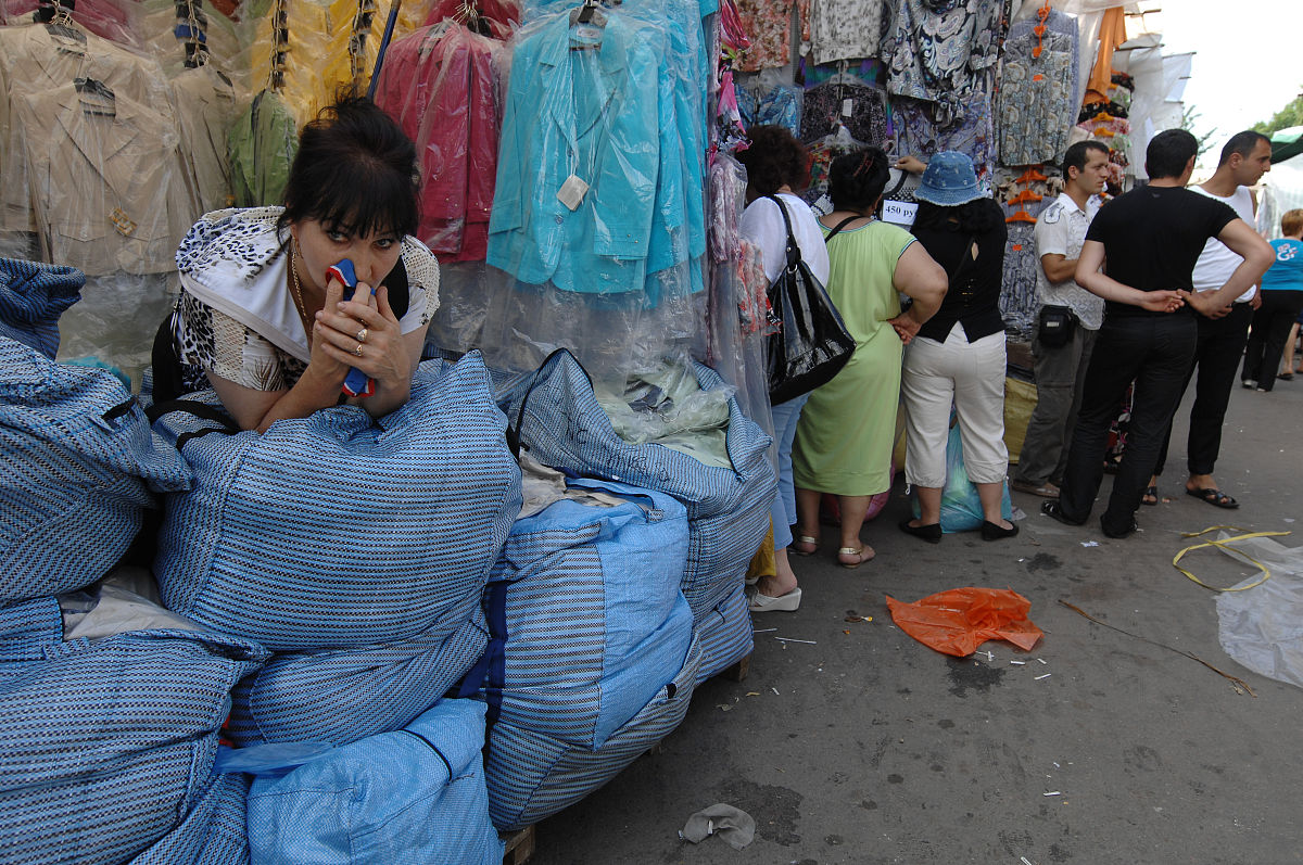 2009年7月17日,莫斯科卢日尼基服装市场.moscow, russia. july 17, 20