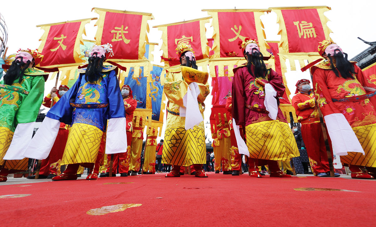 作为一种祭祀仪式飘色巡游成为一种人与神沟通的中介通过巡游人们娱乐和回报神明从而实现现世的利益。