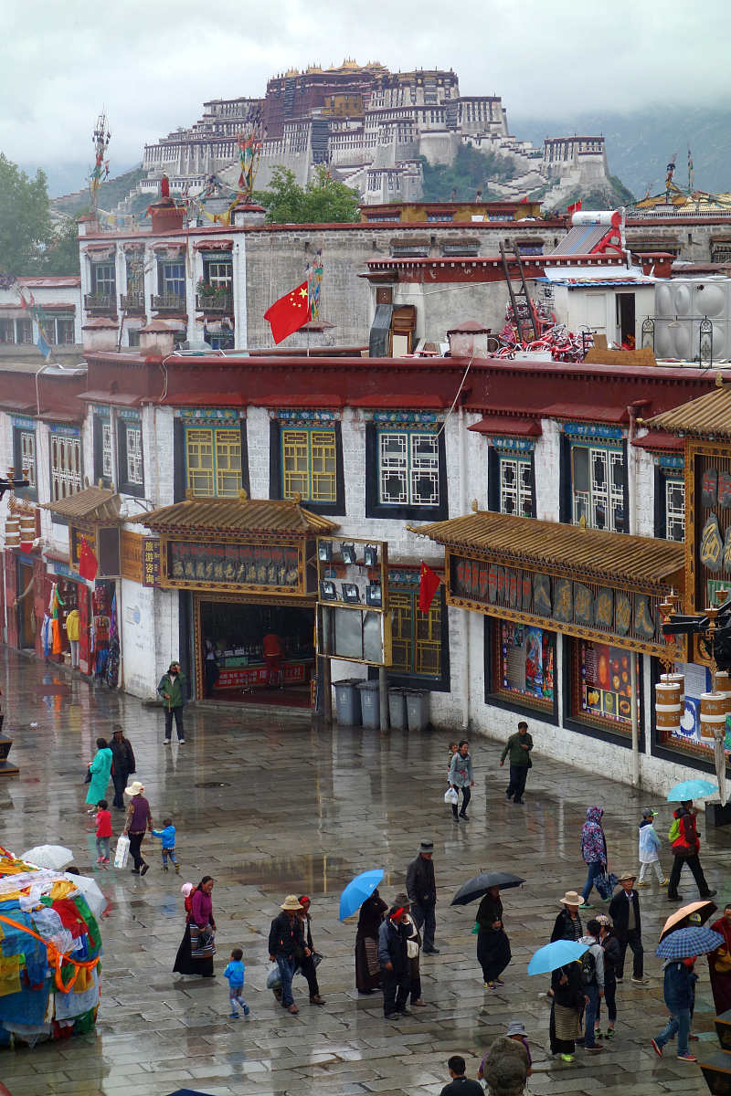 拉萨亚朵酒店到八角街多远距离帮我用210字详细描述