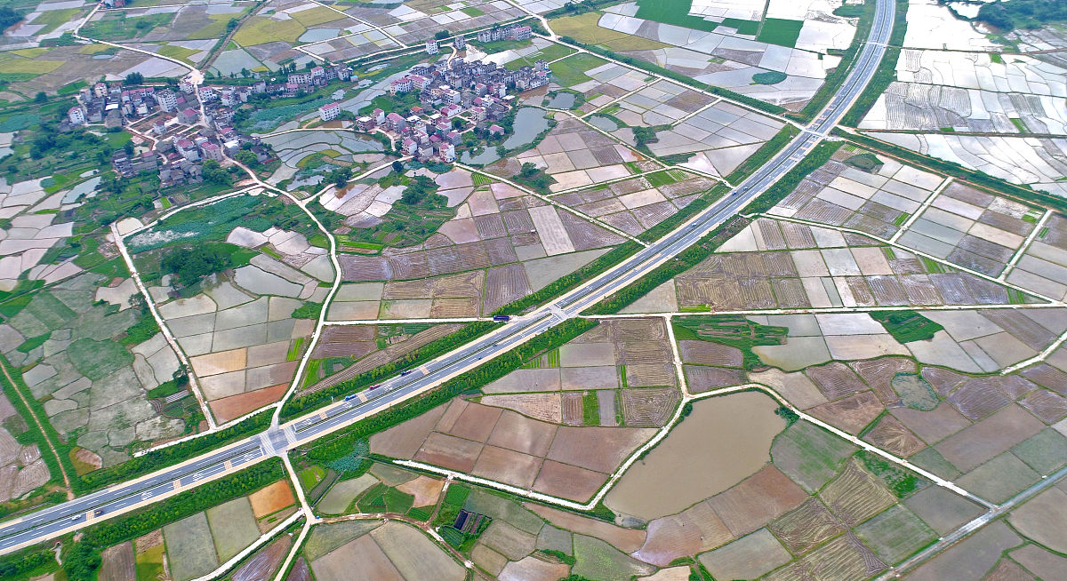 改写：在村庄的规划中应当重视基础设施建设如道路、供水、供电和通讯等以提高村庄的交通便利性和居民生活品质