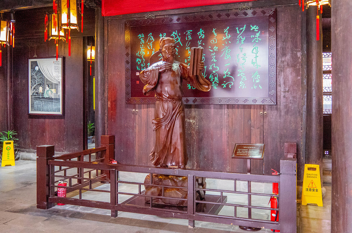 2021年4月22日,杭州市孩儿巷陆游纪念馆中的陆游塑像.