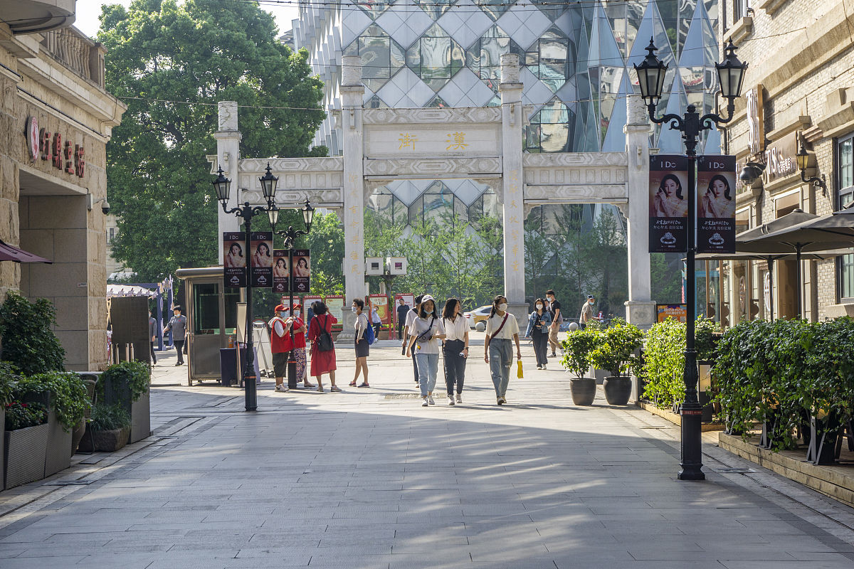 你好你好有什么需要帮助的吗？温州您好您需要了解温州的哪方面信息呢？例如旅游景点、美食、文化历史等等。请告诉我您的需求我会尽力帮您解答。温州五马街五马街是温州市的一个历史文化街区位于市中心区域。这里有许多古老的建筑和文化景观如五马祠、南塘桥、古城墙等。此外五马街还是温州的一个商业中心有许多商店、餐厅和小吃摊可以品尝到地道的温州美食和购买当地特色商品。如果您想深入了解五马街的历史文化和美食文化可以参加