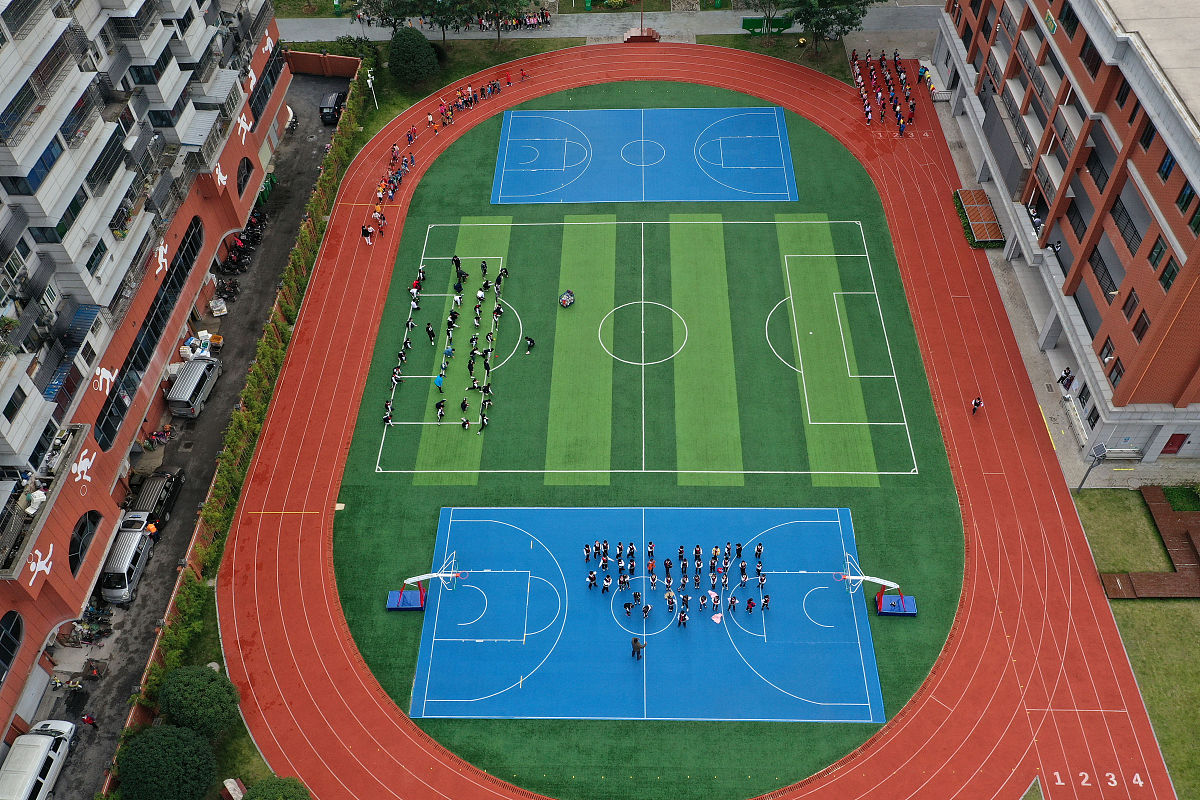 2020年10月21日,武汉市青山区红钢城小学的学生正在上体育课.