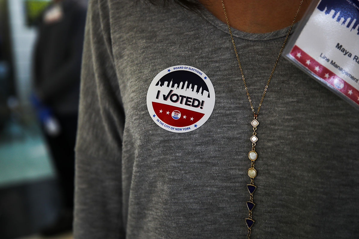 Moncler x FRGMT 联名限量棒球夹克：33件蓝白配色'Celsia Down Varsity Jacket'售罄！