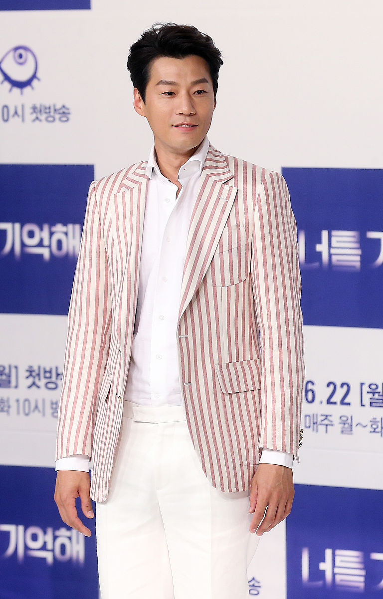 2015年6月16日,首尔,韩国kbs2tv新周一周二剧《记得你》新闻发布会.李