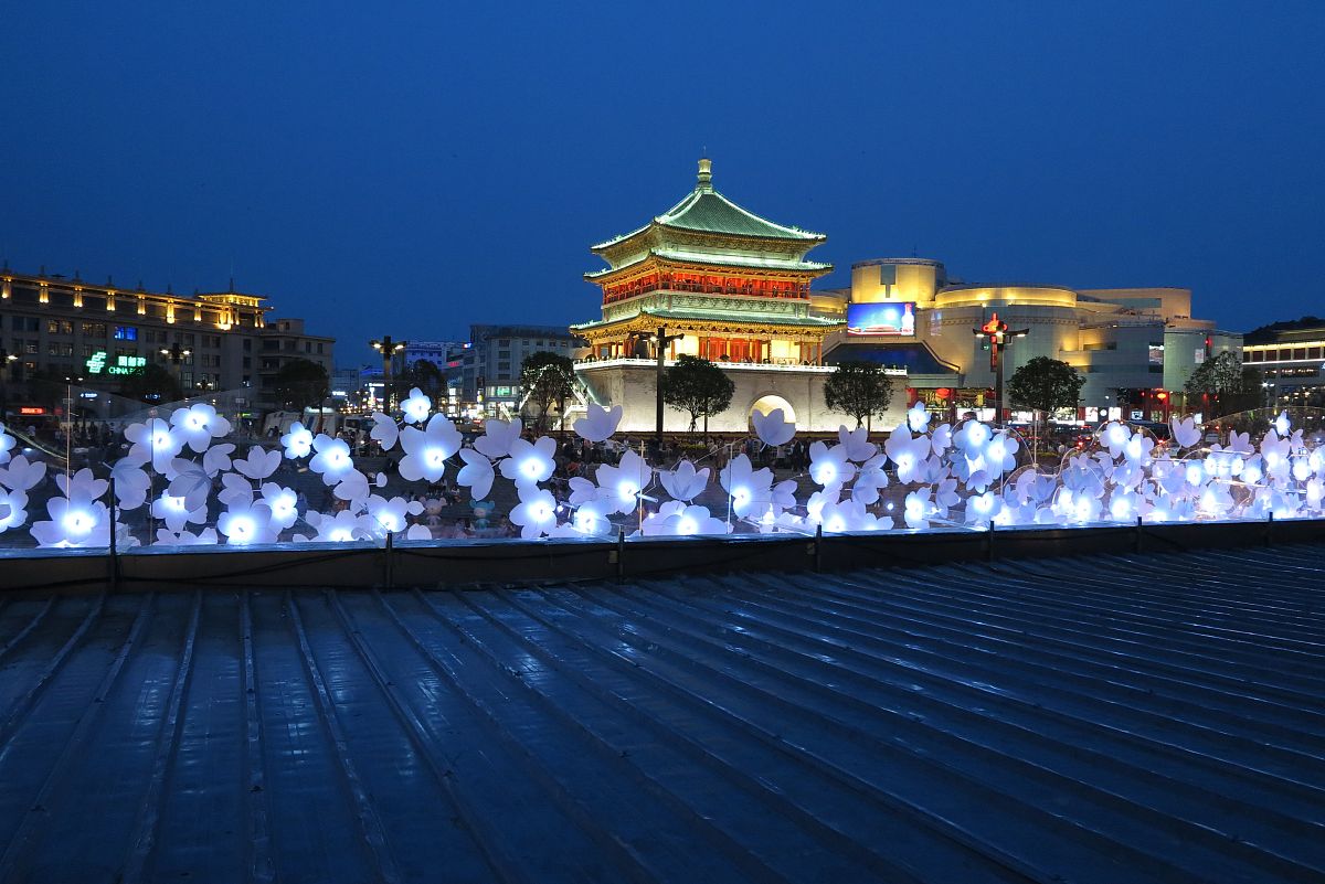 2017年4月28日,古城西安钟楼,鼓楼等地标建筑景区游人如织.
