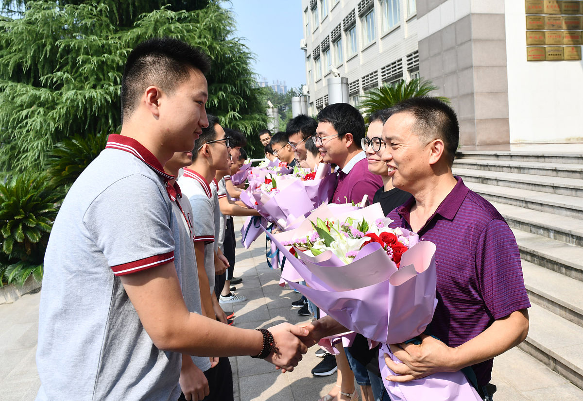 老师牺牲自己的清白救学生