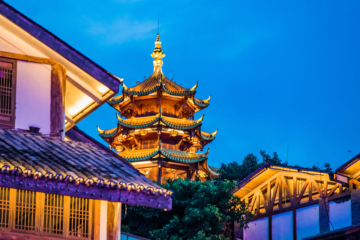 2021年6月29日,在位于重庆市沙坪坝区的磁器口古镇,夜景如画,令人陶醉