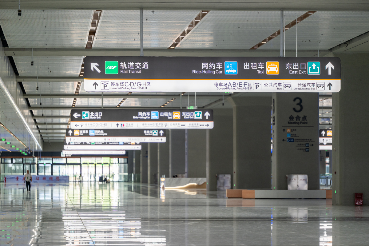 候机大厅功能区、登机口功能区、行李提取区功能区、商业设施功能区、航站楼室外通道对这些功能分区进行分析意义是什么？