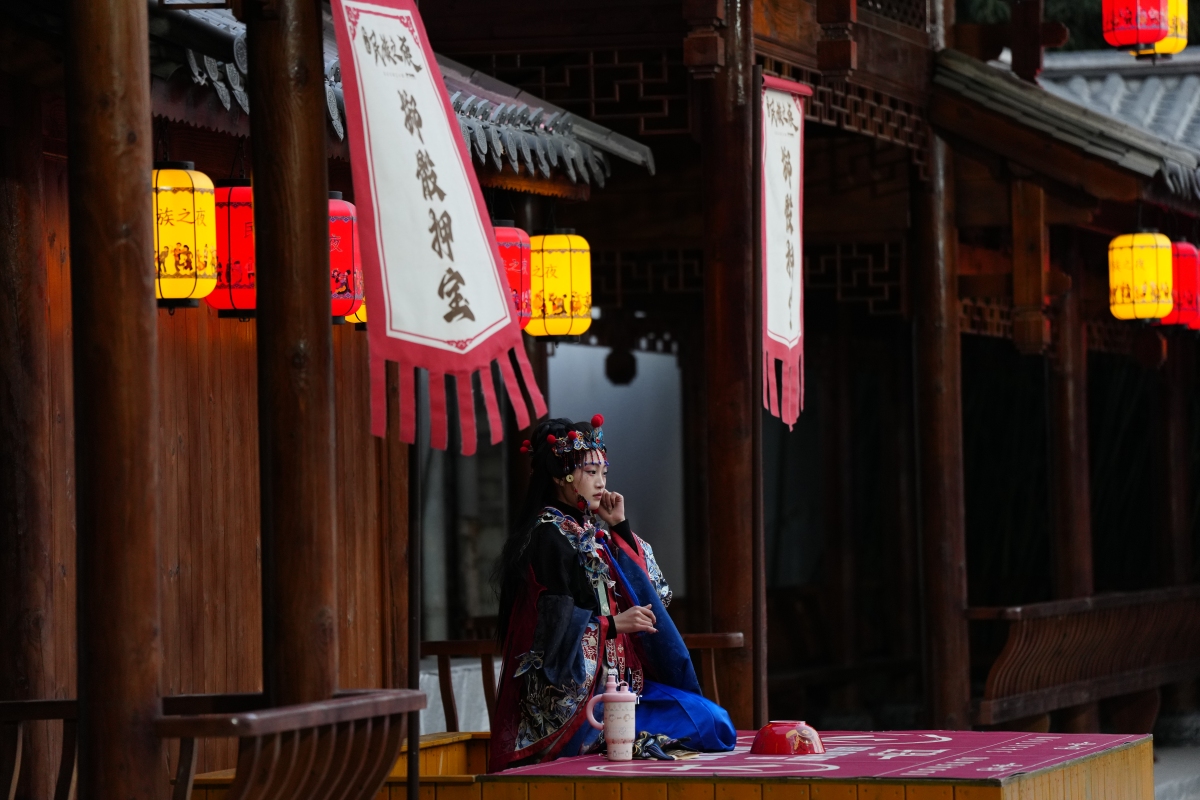 2026年2月11日,北京,一名身着传统民族服饰的女孩在前