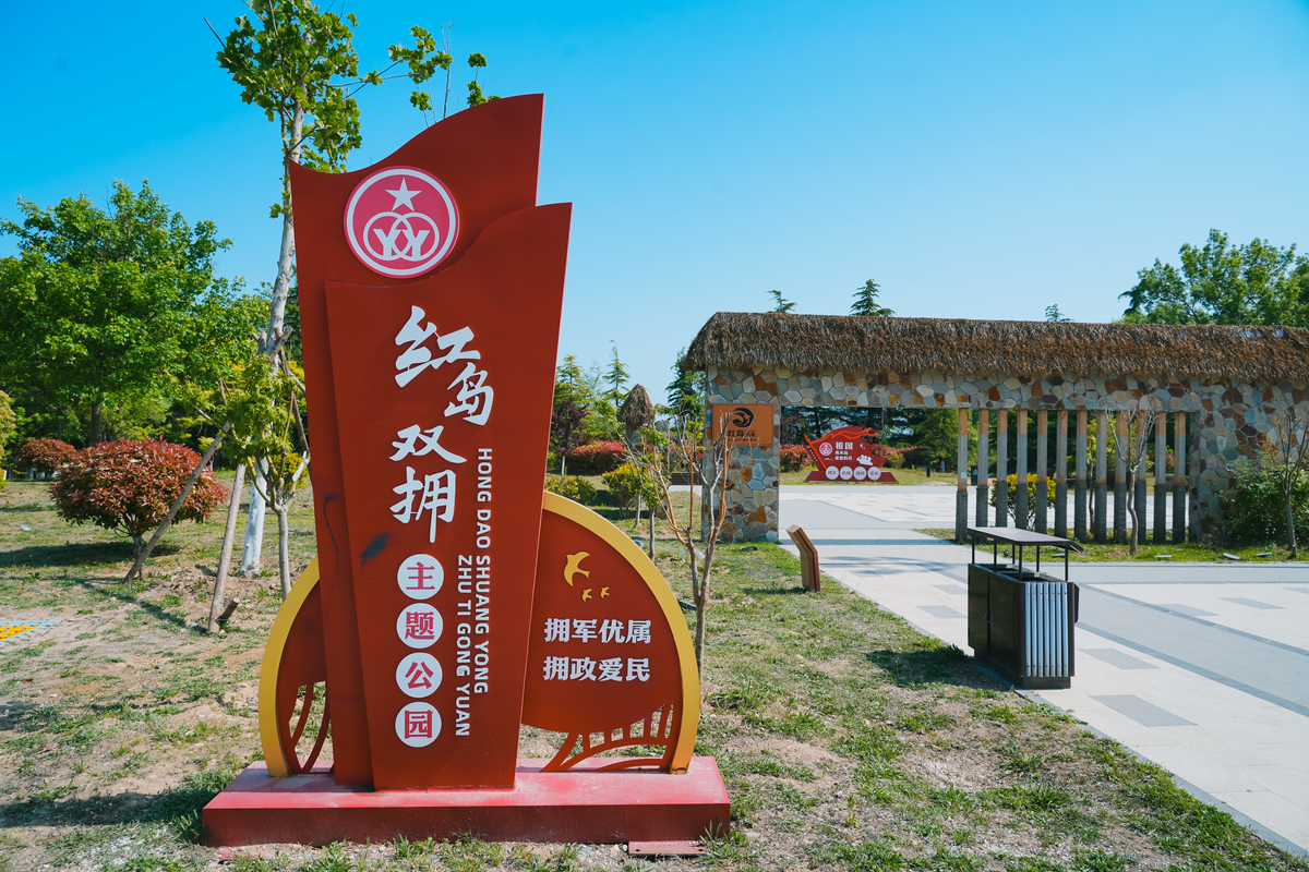 1刘硕新农村法治建设的现实困境与消解J农业经济20230465-66摘要农村问题在我国社会主义法治建设中具有不可忽视的重要地位。作为我国法治建设的重要组成部分关系到我国整体发展战略与社会治理现代化的顺利与否。尽管我国针对农村法治建设的不足与短板做出了有益探索与试点工作但是农村法治建设存在的问题仍然与我国社会主义新农村建设存在矛盾不利于乡村振兴战略的有序推进。本文以此为基础分析社会主义新农村法治建设