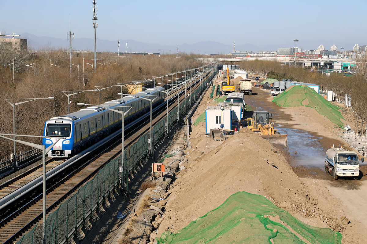 我想写一篇关于道路交通全封闭声屏障的综述帮我写一个大纲