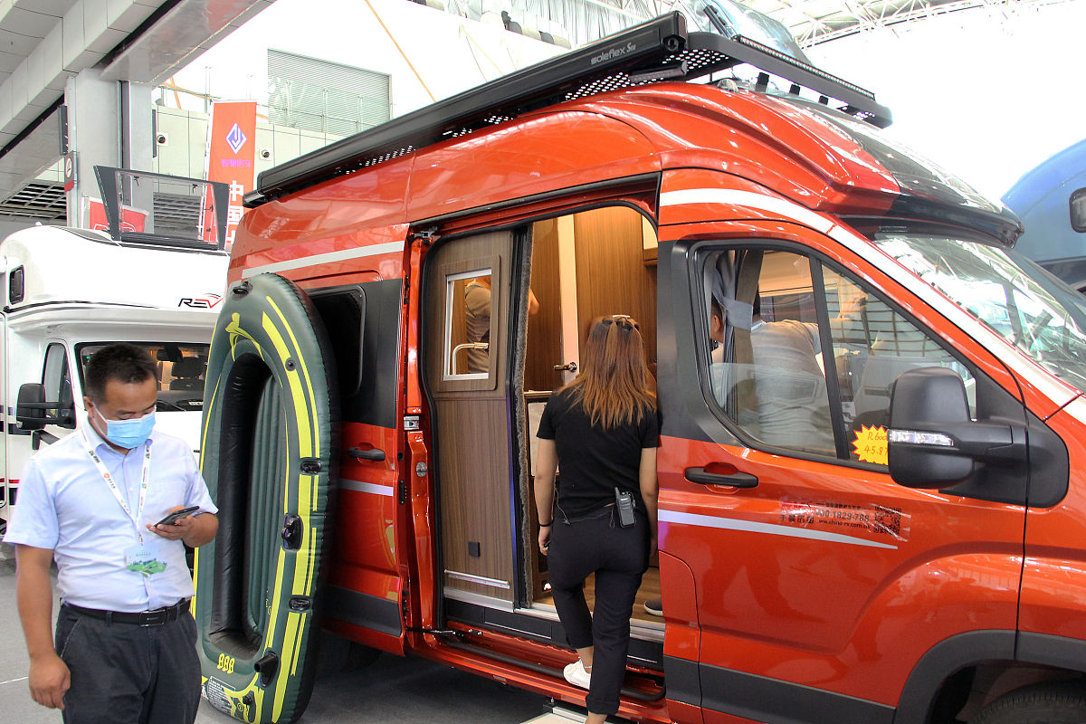 请将下面这段话进行改写并润色现阶段中国的房车发展虽处于起步阶段