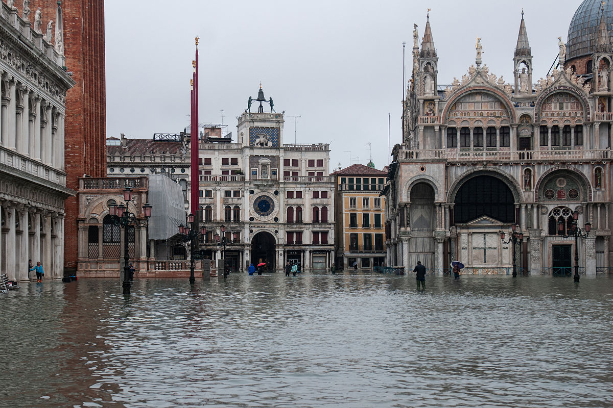 写一个企业内部通知：因联通宽带波动会造成部分网站打开异常正与联通公司沟通解决中。
