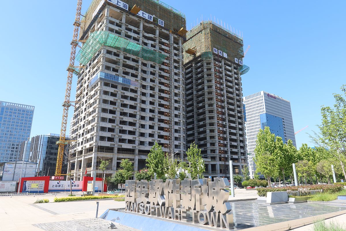 请总结西安市港务区绿地二期房建项目施工现场安全控制技术应用存在缺乏必要的安全培训问题写成一段话格式不少于300字。