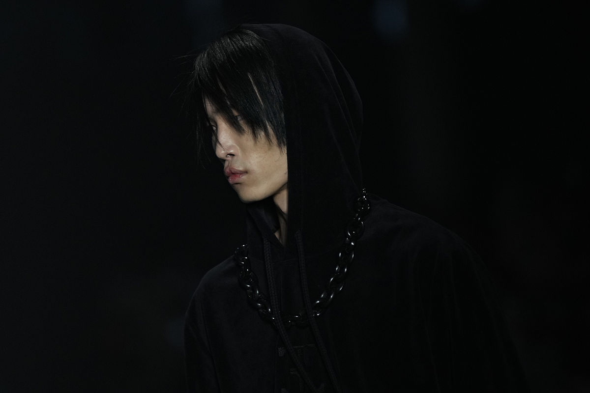 当地时间2021年11月18日,巴西圣保罗,torinno 品牌秀场.a model wears