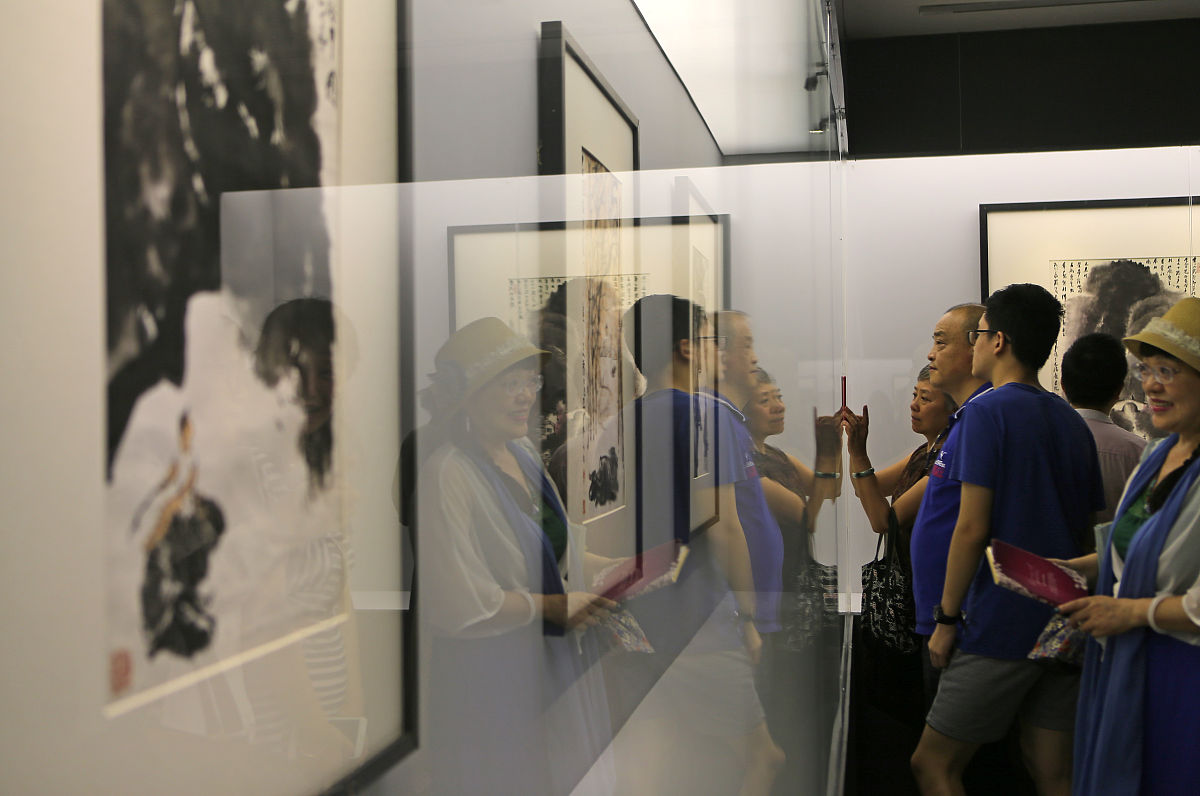 2018年8月9日,成都,观众在参观展览.(如下载使用,请务必署名成都商报 