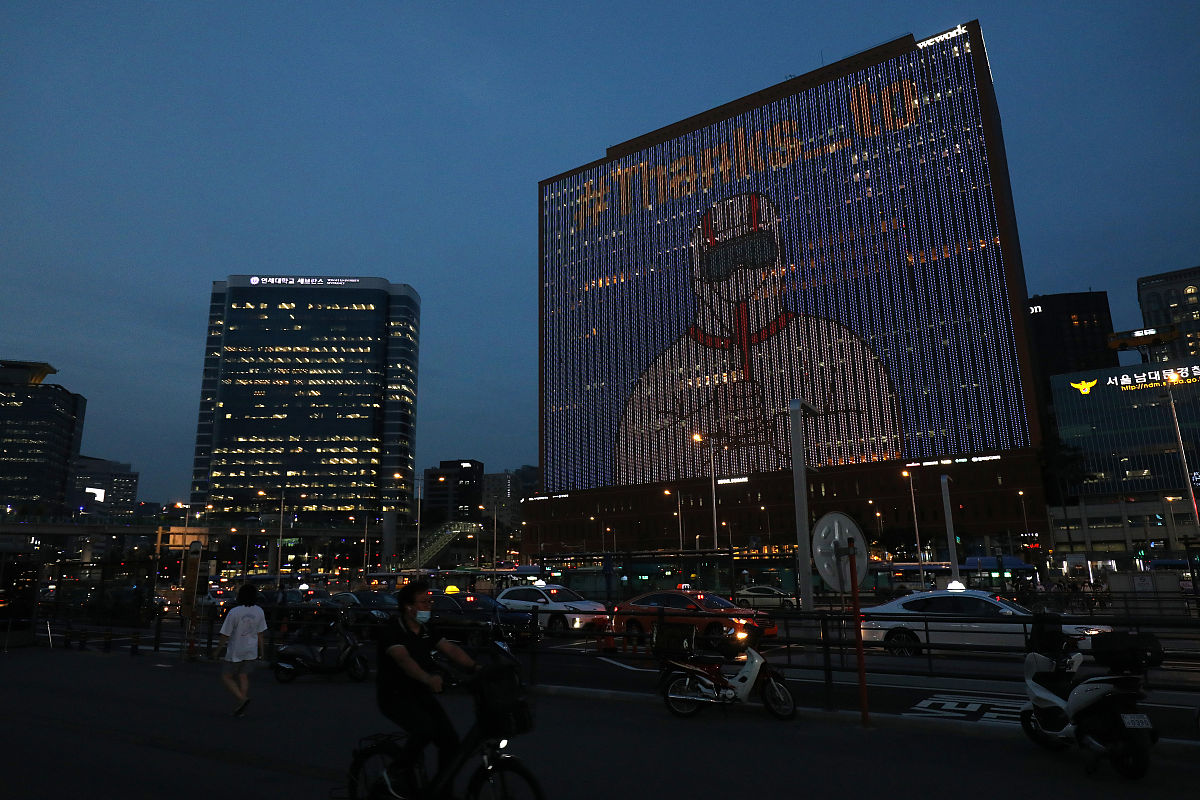 当地时间2020年7月9日,韩国首尔,首尔广场大楼点亮医务工作者形象图案
