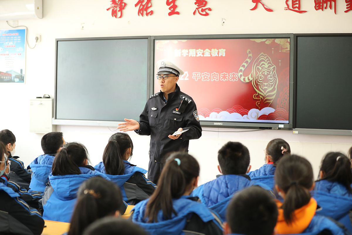 写100字左右。关于二分局一大队进去社区对社区居民以及志愿者开展交通安全专题讲座主讲由二分局一大队副大队讲解